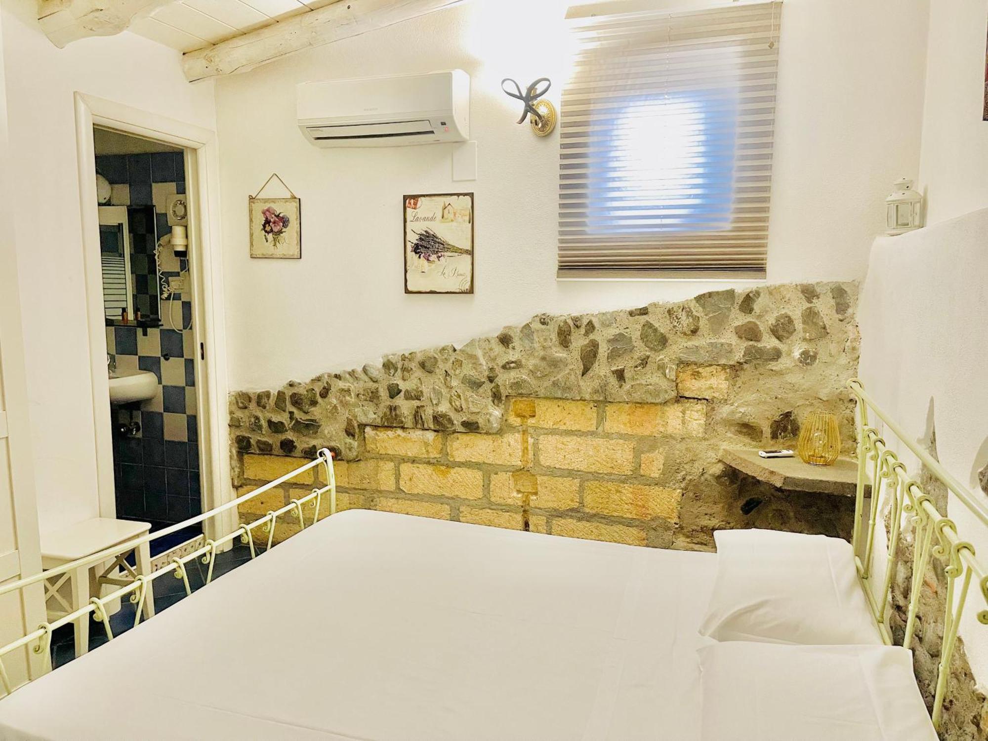 Borgo Camicia In Bed & Breakfast Barcellona-Pozzo di Gotto Phòng bức ảnh